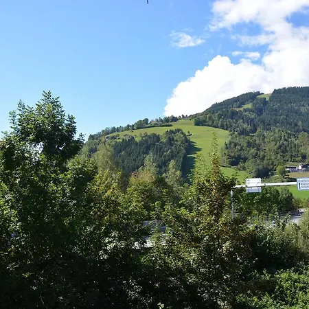 Low Budget Areit Lozano By Ged Zell am See