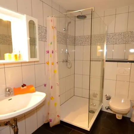 Low Budget Areit Lozano By Ged Zell am See