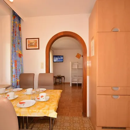 Low Budget Areit Lozano By Ged Zell am See