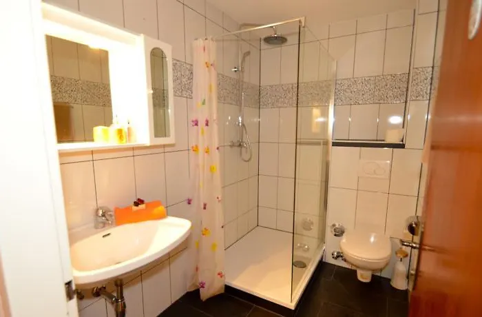 Low Budget Areit Lozano By Ged Zell am See